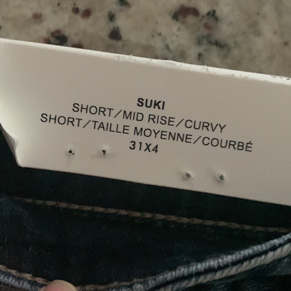 Suki short mid-rise curvy distressed short - Picture 6 of 7